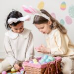 Farbunterschiede bei Eiern: braun und weiß