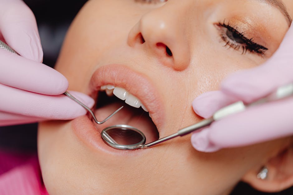 Zähne bleichen: Tipps und Techniken, um wieder weiß werden zu lassen